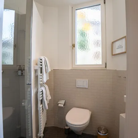 Charmante Altbauwohnung Am Rhein *